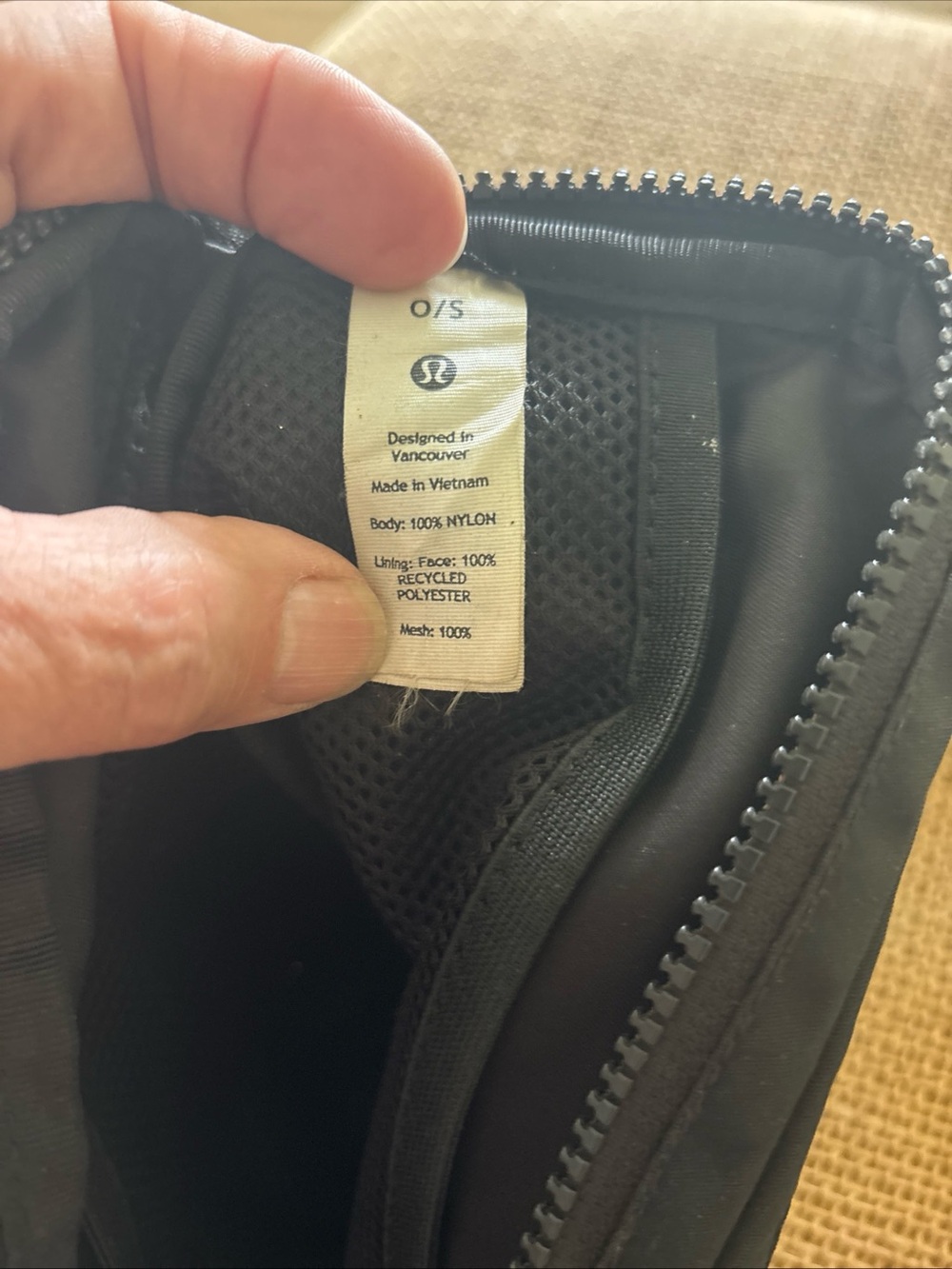 Lululemon Everywhere Belt Crossbody Bag Black Fanny Pack EUC-adjustable - Picture 8 of 8